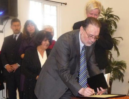 El Dr. Hernández firma el certificado