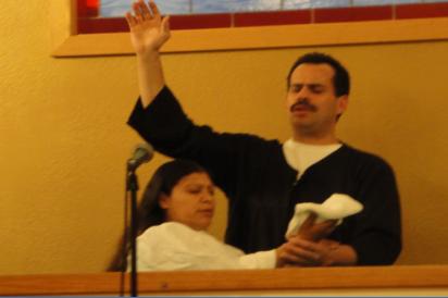 El Pastor Ariel Torres bautiza a Norma Arias Martínez